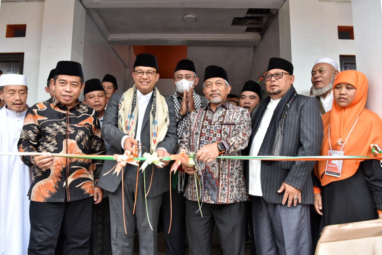 Peresmian Anies